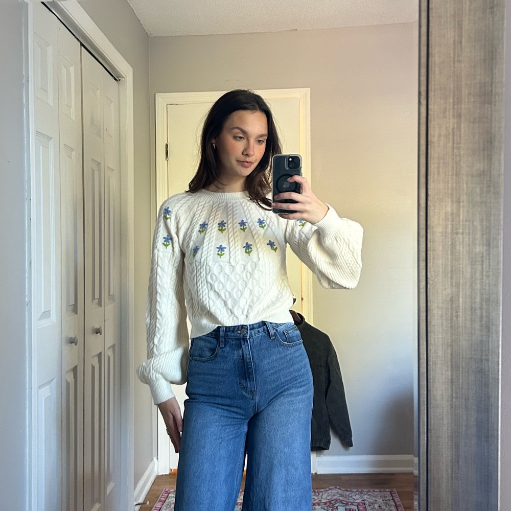 White Long Sleeve Sweater w Blue Detailed Flowers